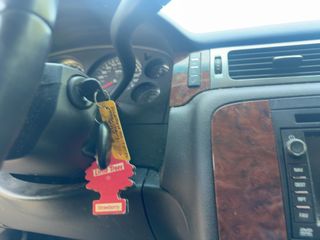 2007 Chevrolet Tahoe V6 - Interior Steering Wheel With Keys Image